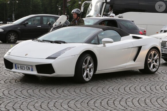 Kanye West et Kim Kardashian à bord d'une Lamborghini blanche à Paris le 18 juin 2012