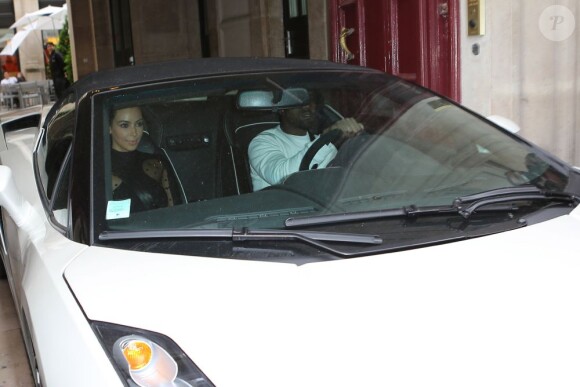 Amoureux, Kanye West et Kim Kardashian à bord d'une Lamborghini blanche à Paris le 18 juin 2012