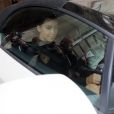 Superbe, Kim Kardashian à bord d'une Lamborghini blanche à Paris le 18 juin 2012