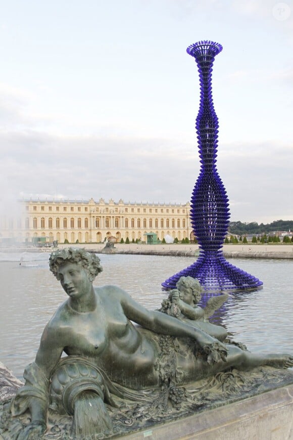 L'oeuvre Blue Champagne dans les fontaines de Versailles, vernissage de l'exposition Joana Vasconcelos au château de Versailles, le 18 juin 2012.
