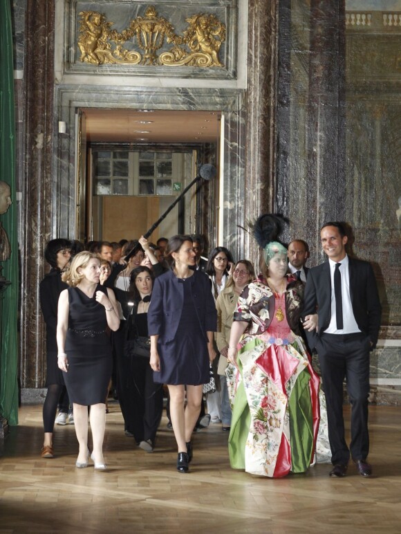 La ministre de la Culture Aurélie Filippetti, la présidente du château Catherine Pégard et l'artiste à la découverte de l'exposition Joana Vasconcelos au château de Versailles, le 18 juin 2012.