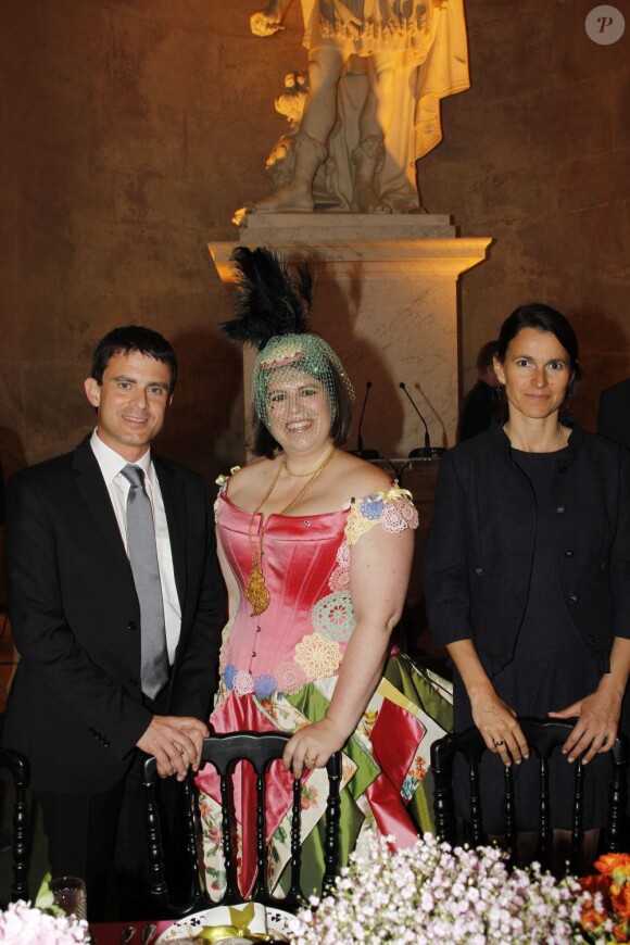 Les ministres Manuel Valls et Aurélie Filippetti entourent l'artiste au vernissage de l'exposition Joana Vasconcelos au château de Versailles, le 18 juin 2012.