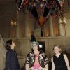 La ministre de la Culture Aurélie Filippetti et la présidente du château Catherine Pégard entourent l'artiste sous la pieuvre géante Mary Poppins au vernissage de l'exposition Joana Vasconcelos au château de Versailles, le 18 juin 2012.