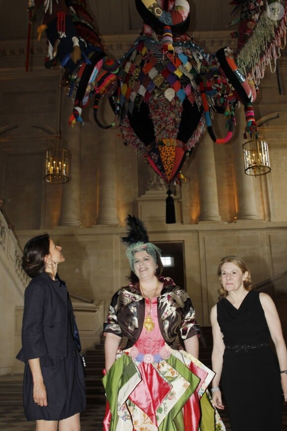 La ministre de la Culture Aurélie Filippetti et la présidente du château Catherine Pégard entourent l'artiste sous la pieuvre géante Mary Poppins au vernissage de l'exposition Joana Vasconcelos au château de Versailles, le 18 juin 2012.