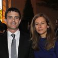 Le ministre de l'Intérieur Manuel Valls et son épouse Anne Gravoin au vernissage de l'exposition Joana Vasconcelos au château de Versailles, le 18 juin 2012.