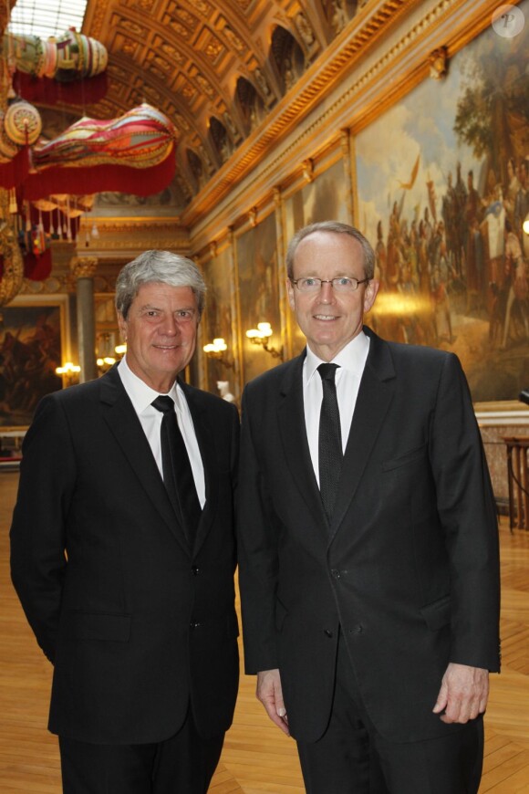 Le PDG de Louis Vuitton Yves Carcelle et l'ancien ministre de la Culture Renaud Donnedieu de Vabres au vernissage de l'exposition Joana Vasconcelos au château de Versailles, le 18 juin 2012.