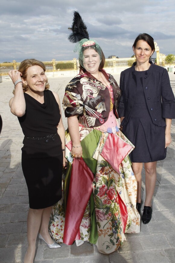 La ministre de la Culture Aurélie Filippetti et la présidente du château Catherine Pégard entourent l'artiste au vernissage de l'exposition Joana Vasconcelos au château de Versailles, le 18 juin 2012.