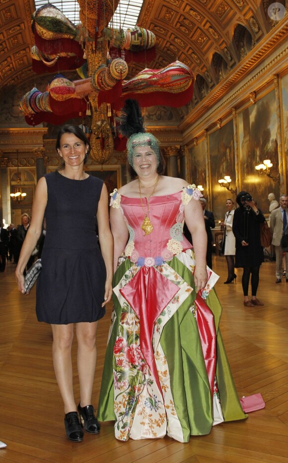 La ministre de la Culture Aurélie Filippetti et l'artiste au vernissage de l'exposition Joana Vasconcelos au château de Versailles, le 18 juin 2012.