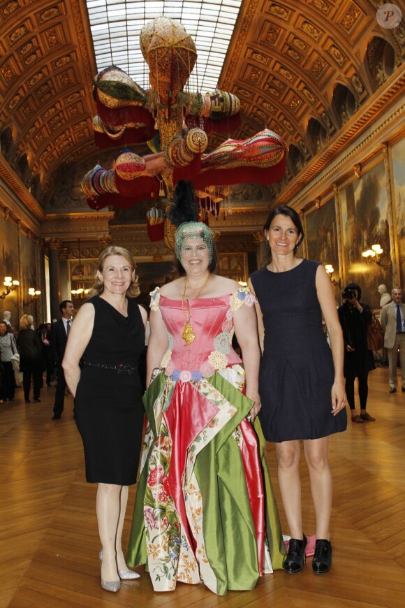La ministre de la Culture Aurélie Filippetti et la présidente du château Catherine Pégard entourent l'artiste au vernissage de l'exposition Joana Vasconcelos au château de Versailles, le 18 juin 2012.