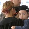 Nicole Richie, qui arbore désormais des mèches roses, est de retour à Los Angeles avec son fils Sparrow dans les bras. Le 19 juin 2012.