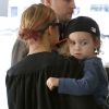 Nicole Richie, qui arbore désormais des mèches roses, est de retour à Los Angeles avec son fils Sparrow dans les bras. Le 19 juin 2012.