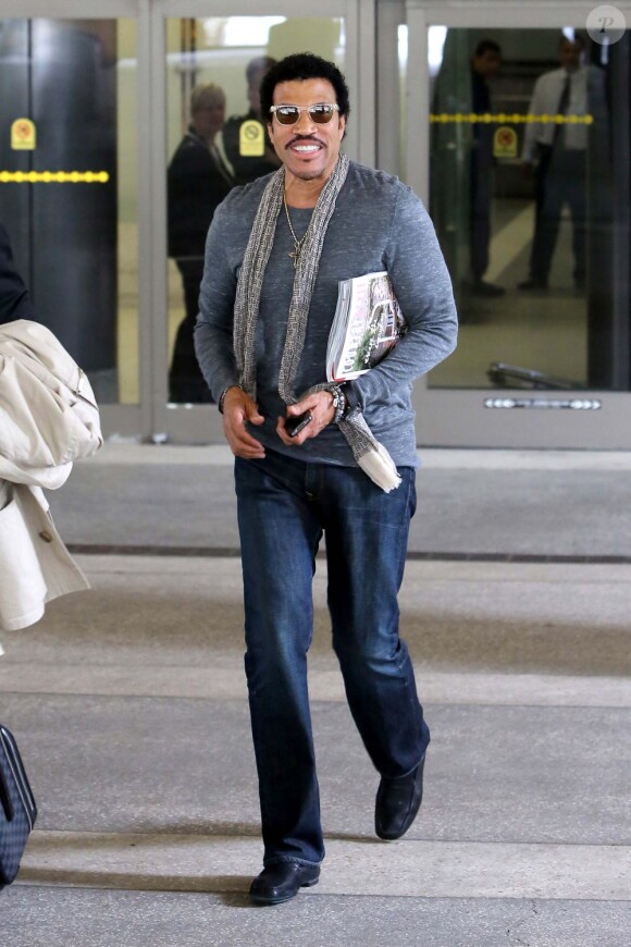 Lionel Richie était présent à l'aéroport de Los Angeles pour le retour de sa fille Nicole et de sa petite famille. Le 19 juin 2012.