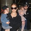 Nicole Richie et Joel Madden débarquent à l'aéroport de Los Angeles en provenance de Sydney, avec leurs deux enfants Harlow et Sparrow. Le 19 juin 2012.