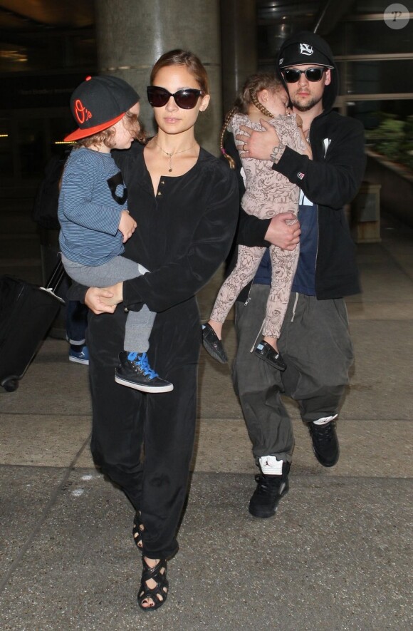 Nicole Richie et Joel Madden débarquent à l'aéroport de Los Angeles en provenance de Sydney, avec leurs deux enfants, Harlow et Sparrow. Le 19 juin 2012.