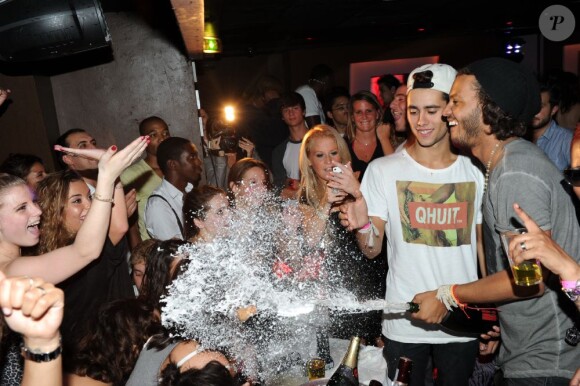 Daniel (Secret Story 6) offre une douche de champagne au Duplex, discothèque parisienne, le mardi 19 juin 2012.