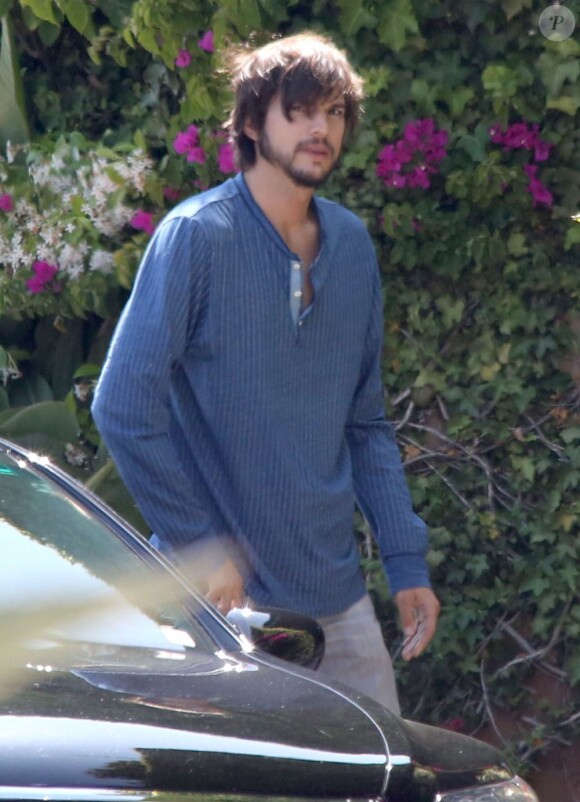 Ashton Kutcher arrive au domicile de Mila Kunis à Los Angeles, le 14 juin 2012.