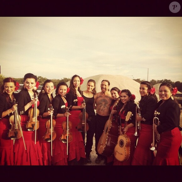 Jessica Alba sur le tournage de Machete Kills avec Robert Rodriguez et les mariachis, en juin 2012.