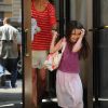 Suri Cruise avec sa mère Katie Holmes. New York le 22 juin 2012.