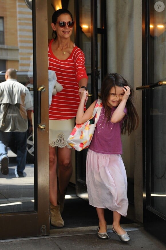 Suri Cruise avec sa mère Katie Holmes. New York le 22 juin 2012.