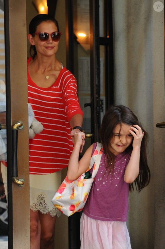 Grimace matinale pour Suri Cruise avec sa mère Katie Holmes. New York le 22 juin 2012.