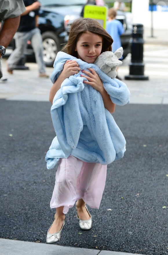 Si Suri Cruise aime la mode, elle reste une enfant et ne quitte pas son doudou. New York le 22 juin 2012.