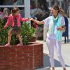 Alessandra Ambrosio laisse da fille jouer le funambules après l'école. Santa Monica le 22 juin.