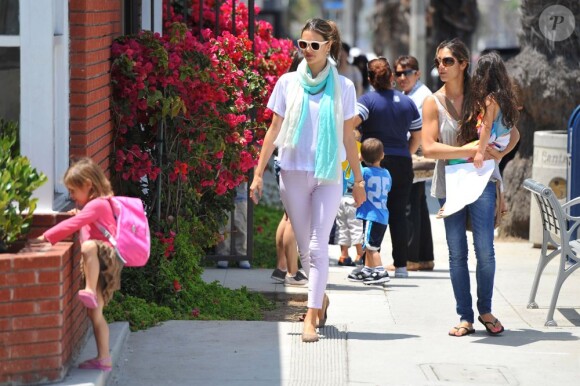 Alessandra Ambrosio va chercher sa fille Anja à la sortie de l'école à Santa Monica. Le 22 juin.