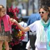 Alessandra Ambrosio a déjà repris sa routine moins de deux mois après son deuxième accouchement et va chercher sa fille à la sortie de l'école. A Santa Monica le 22 juin 2012.