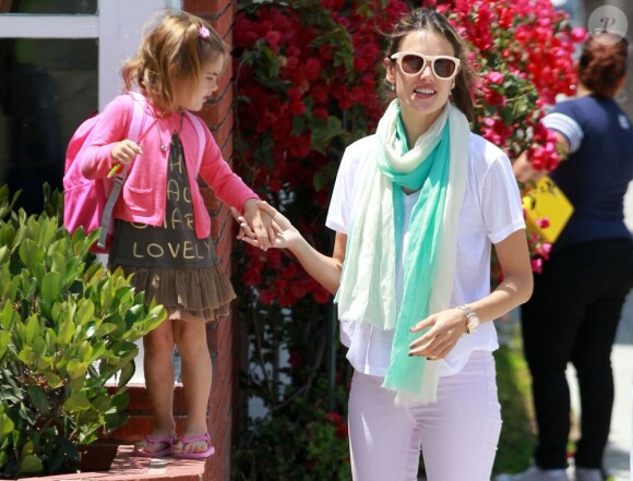 Alessandra Ambrosio va chercher sa fille Anja à la sortie de l'école à Santa Monica. Le 22 juin.