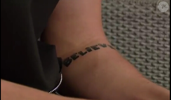 Justin Bieber expose son tatouage sur le plateau du David Letterman Show, le jeudi 21 juin 2012.