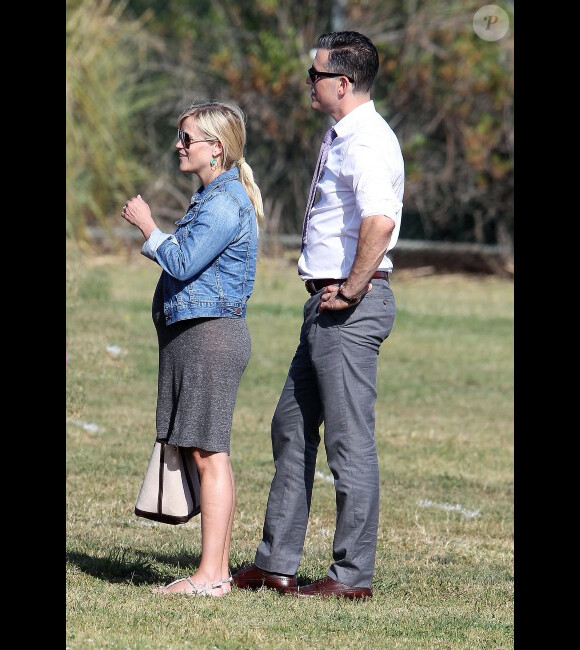 Reese Witherspoon, enceinte, avec son mari Jim Toth le 1er juin 2012