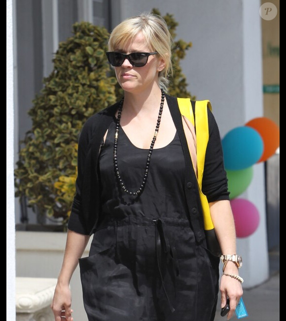 Reese Witherspoon le 28 mars 2012 ; sa grossesse débute mais se trahit aisément