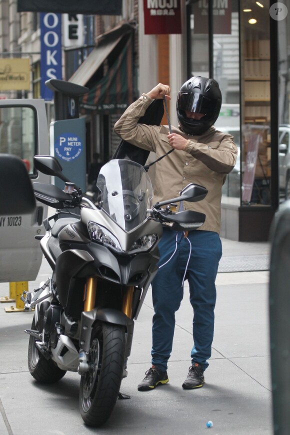 Orlando Bloom dans les rues de New York le 26 juin 2012 ne quitte plus sa moto