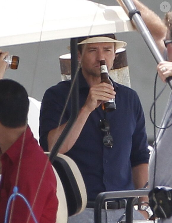 Justin Timberlake boit de la bière sur le tournage de Runner, Runner à Puerto Rico le 26 juin 2012