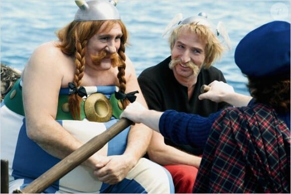 Gérard Depardieu et Edouard Baer dans Astérix et Obélix : Au service de sa majesté. En salles le 17 octobre.