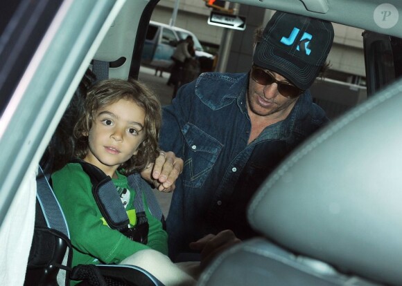 Matthew McConaughey s'occupe de son adorable fils Levi New York le 26 juin 2012