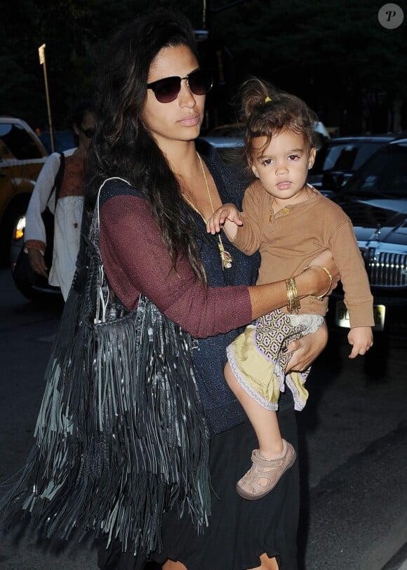 Camila Alves et sa fille Vida dans les rues de New York le 26 juin 2012