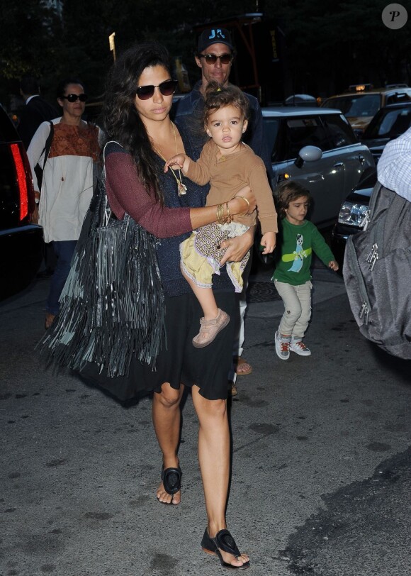 Camila Alves, Matthew McConaughey et leurs enfants dans les rues de New York le 26 juin 2012