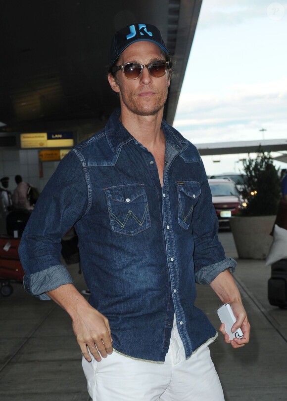 Camila Alves, Matthew McConaughey et leurs enfants dans les rues de New York le 26 juin 2012