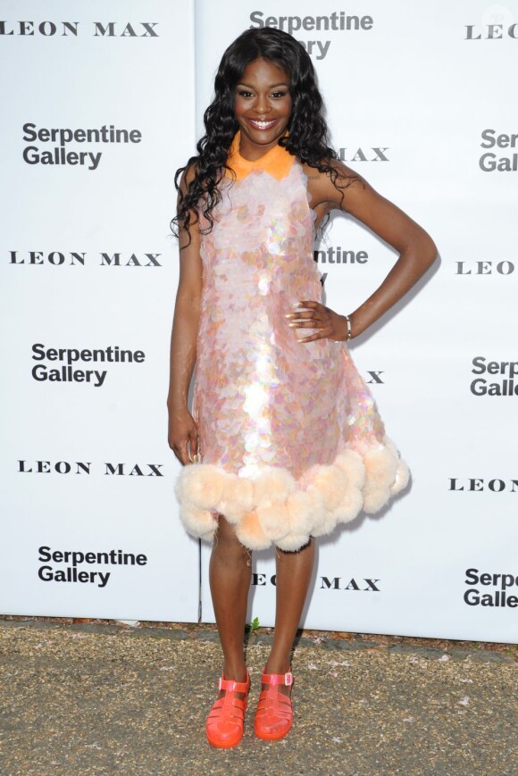 Azealia Banks en robe Moschino Cheap & Chic et sandales oranges, assiste à la Summer Party de la Serpentine Gallery. Londres, le 26 juin 2012.