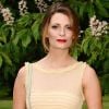 Mischa Barton, dans une robe Luisa Beccaria et une pochette Christian Louboutin à la main, assiste à la Summer Party de la Serpentine Gallery. Londres, le 26 juin 2012.