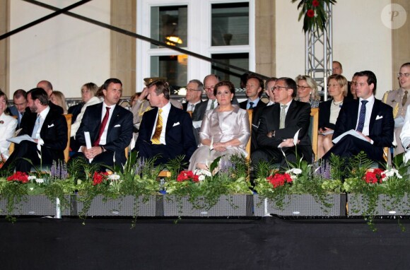 La famille grand-ducale de Luxembourg assistait place Guillaume II, à Luxembourg, à la retraite aux flambeaux et à l'aubade de la musique militaire, le 22 juin 2012, à la veille de la Fête nationale.
