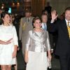 La princesse Alexandra et le couple grand-ducal. La famille grand-ducale de Luxembourg s'est rendue à pied place Guillaume II, à Luxembourg, pour la retraite aux flambeaux et l'aubade de la musique militaire, le 22 juin 2012, à la veille de la Fête nationale.