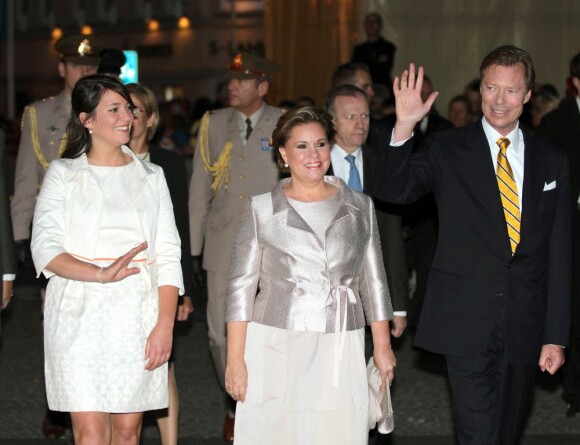 La princesse Alexandra et le couple grand-ducal. La famille grand-ducale de Luxembourg s'est rendue à pied place Guillaume II, à Luxembourg, pour la retraite aux flambeaux et l'aubade de la musique militaire, le 22 juin 2012, à la veille de la Fête nationale.