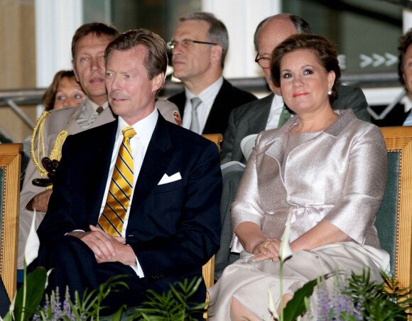 Le grand-duc Henri et la grande-duchesse Maria-Teresa lors de l'aubade de la musique militaire à Luxembourg le 22 juin 2012. La famille grand-ducale de Luxembourg s'est rassemblée pour célébrer avec enthousiasme la fête nationale, les 22 et 23 juin 2012.