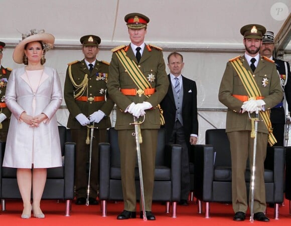 La famille grand-ducale de Luxembourg s'est rassemblée pour le Te Deum en la cathédrale Notre-Dame et la parade militaire de la Fête nationale, le 23 juin 2012.