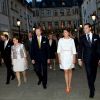La famille grand-ducale de Luxembourg s'est rendue à pied place Guillaume II, à Luxembourg, pour la retraite aux flambeaux et l'aubade de la musique militaire, le 22 juin 2012, à la veille de la Fête nationale.