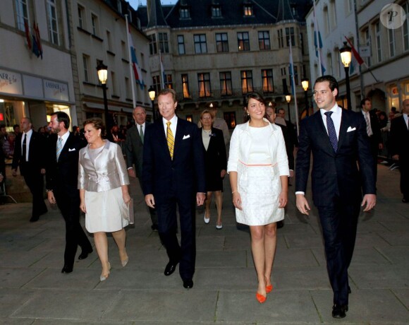 La famille grand-ducale de Luxembourg s'est rendue à pied place Guillaume II, à Luxembourg, pour la retraite aux flambeaux et l'aubade de la musique militaire, le 22 juin 2012, à la veille de la Fête nationale.