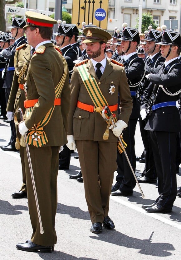 Le grand-duc Henri et le grand-duc héritier Guillaume ont procédé à la revue des troupes. La famille grand-ducale de Luxembourg s'est rassemblée pour le Te Deum en la cathédrale Notre-Dame et la parade militaire de la Fête nationale, le 23 juin 2012.