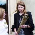 La princesse Beatrice d'York accueillait le 19 juin 2012 la torche olympique à Harewood House.